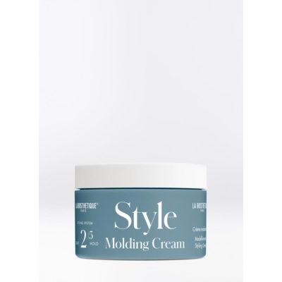 La Biosthetique Molding Cream, une crème modelante permet de sculpter les cheveux lisses et bouclés en douceur et offre une fixation légère et souple.