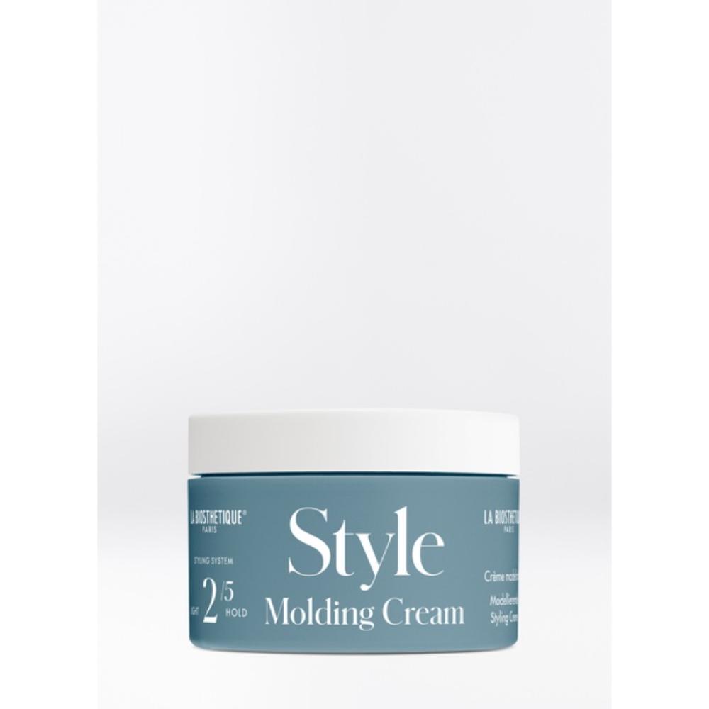La Biosthetique Molding Cream, une crème modelante permet de sculpter les cheveux lisses et bouclés en douceur et offre une fixation légère et souple.