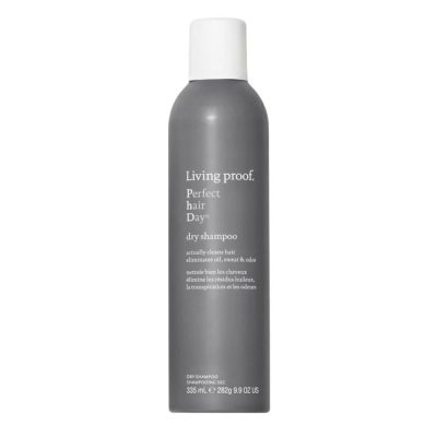 Living Proof Shampoing sec Perfect Hair Day nettoie les cheveux en profondeur en absorbant efficacement l'excès de sébum, la transpiration et les odeurs.